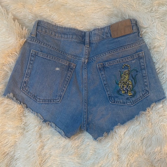 H&M “Hola Chica” Jean Shorts with Tiger on Back - Picture 4 of 4